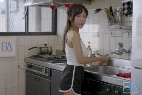 Đứa con gái mới lớn tìm hiểu tình dục và người bố già dâm đãng