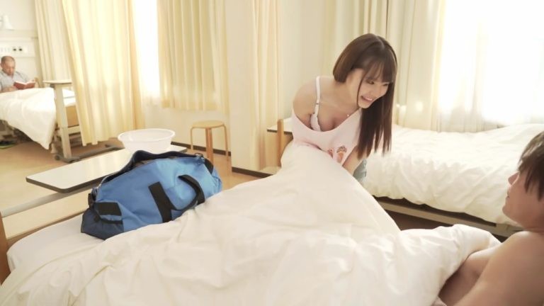 Em gái thay chị chăm sóc anh rể khi nằm viện